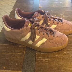 Women’s Adidas Gazelle size 8.5, runs a size larger great new condition